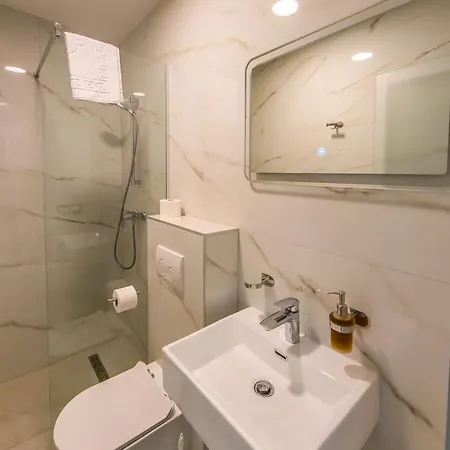 לינה וארוחת בוקר Sunrise Beachfront 3*