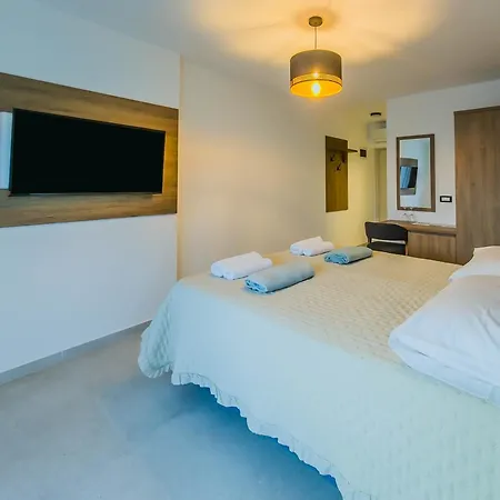 לינה וארוחת בוקר Sunrise Beachfront 3*