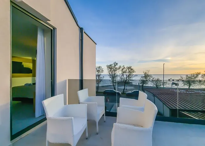 Alojamento de Acomodação e Pequeno-almoço Sunrise Beachfront 3*