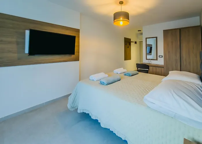 לינה וארוחת בוקר Sunrise Beachfront 3*